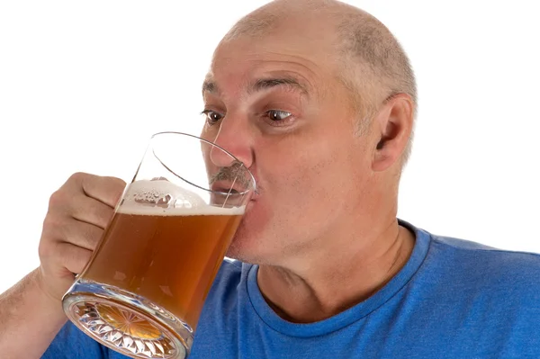 Attraktiv man dricka öl från en mugg — Stockfoto