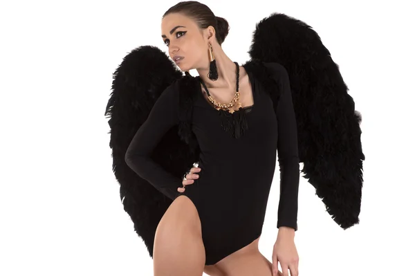 Очаровательная женщина с черными крыльями в телесном костюме — стоковое фото