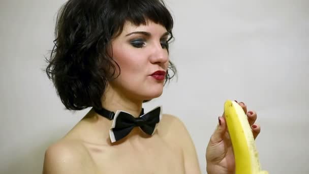 Aantrekkelijke sexy vrouw eten banaan — Stockvideo