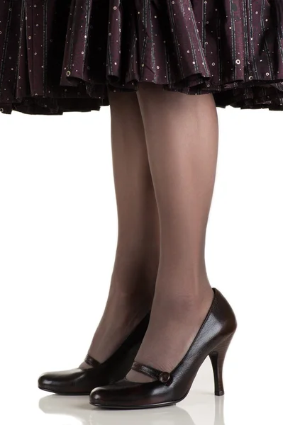 Красивые тонкие женские ноги в чулках и туфлях — стоковое фото