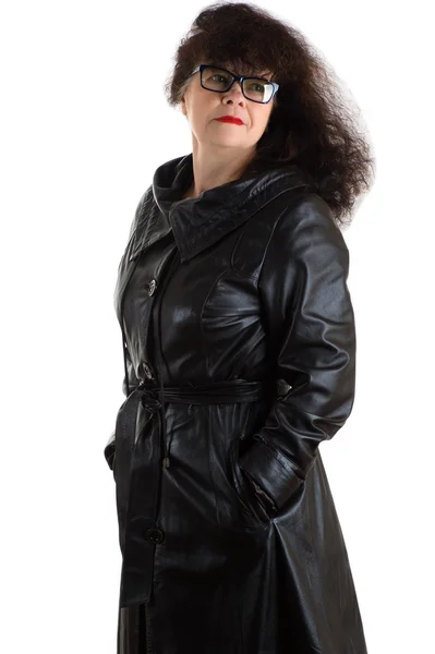 Erwachsene Frau mit Brille im schwarzen Kleid — Stockfoto