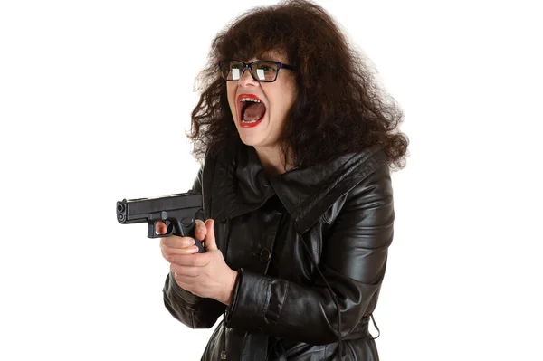 Emotionele volwassen volwassen vrouw met een pistool in de hand — Stockfoto