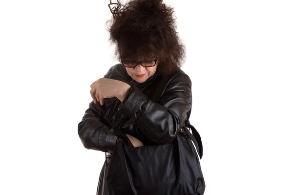 Atractiva mujer madura mirando en la bolsa — Foto de Stock