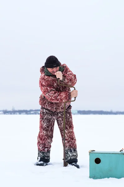 Fisher faz buraco para a pesca — Fotografia de Stock