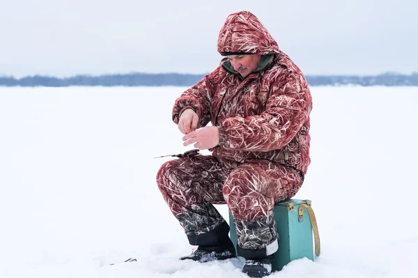 Pescador que se prepara para a pesca — Fotografia de Stock