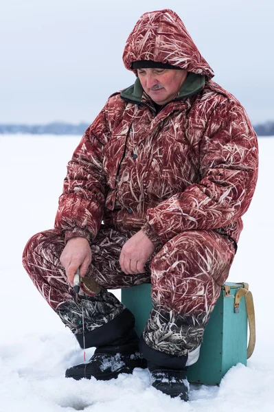 Pêcheur pêche poisson sur la pêche d'hiver — Photo