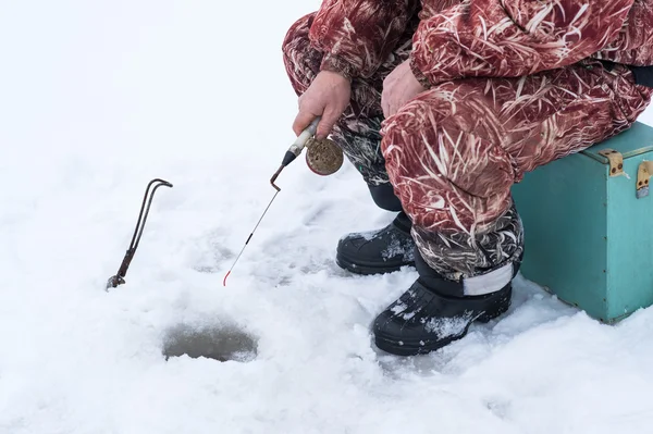 Pêcheur sur la pêche d'hiver — Photo