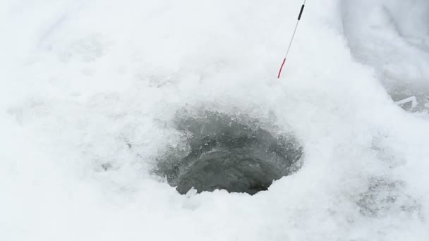 Hombre pescando en el agujero — Vídeos de Stock