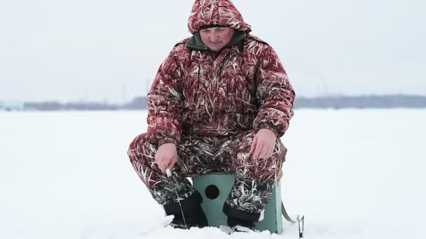 Mature man fishing on the pond — Stock Footage Mature man fishing on the pond Royalty Free Stock Video