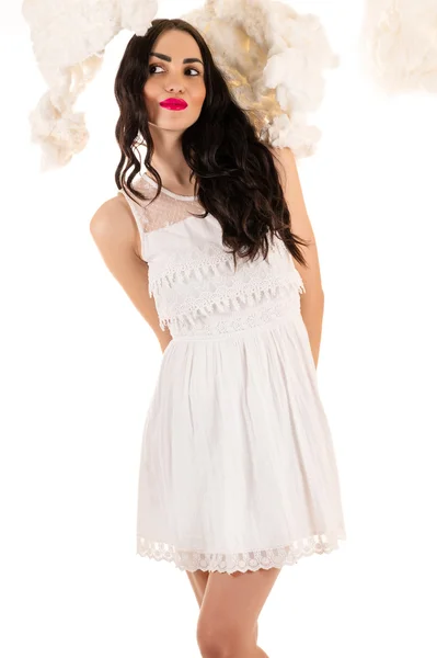 Прекрасная женщина в белом платье — стоковое фото