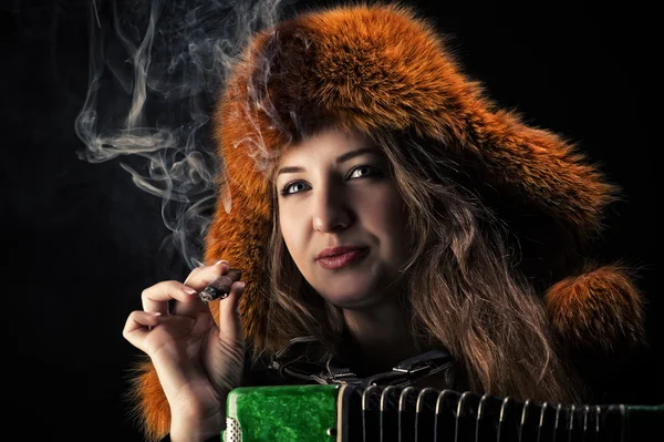 Retrato bela mulher em chapéu de pele com um cigarro na mão — Fotografia de Stock