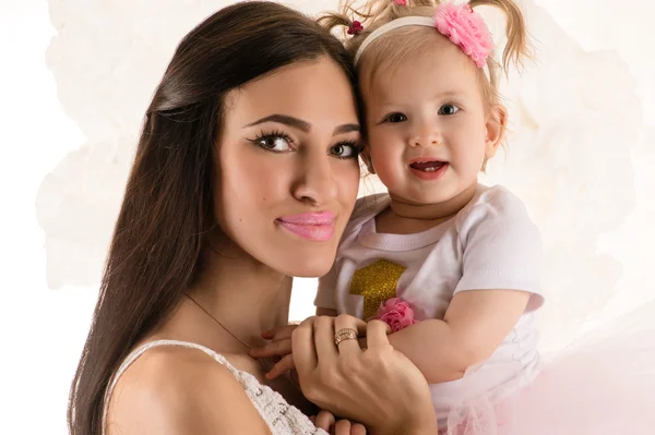 Retrato bela mulher com uma filha — Fotografia de Stock