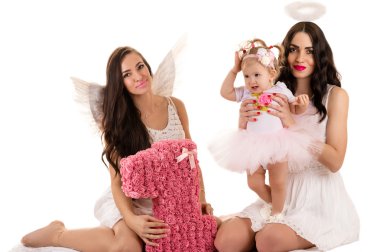 küçük bebek ile iki güzel esmer melek