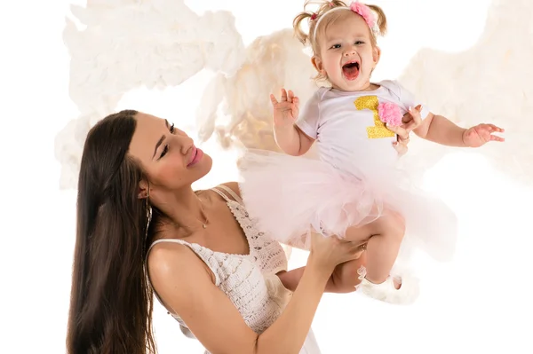 Mujer elegante con hija divertida — Foto de Stock