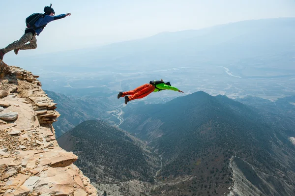 Base-jumpers in mountains — Stock Photo, Image