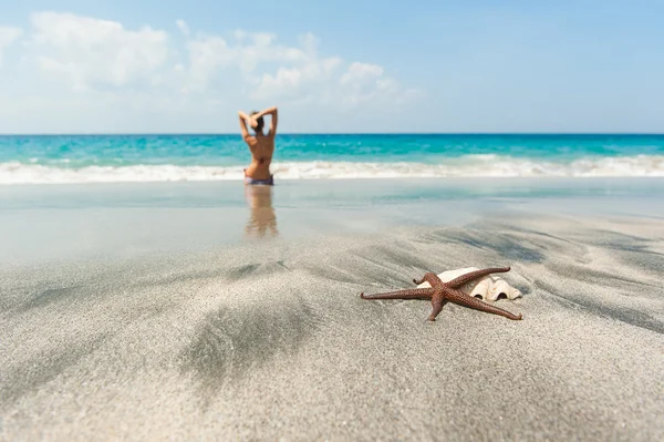 Girl on the ocean beach — Stock Photo, Image