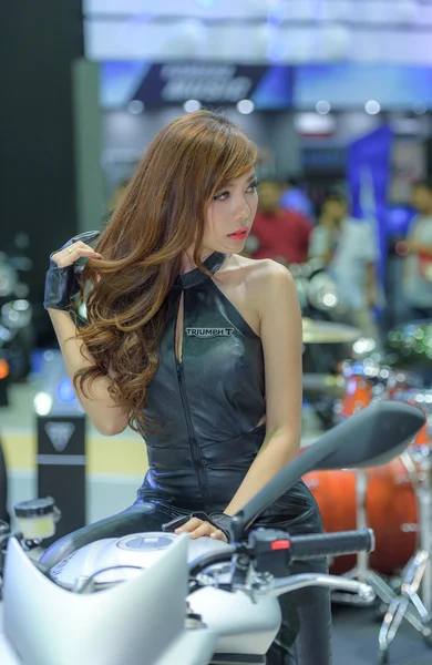 Unidentified model with Triumph motorcycle. — Stock Photo, Image