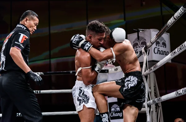 Lou Jim Chin i Jean Nascimento Brazylii w Thai Fight "dumny, aby być tajski" — Zdjęcie stockowe