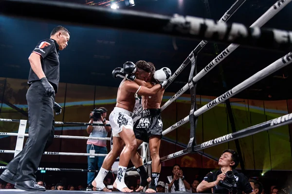 Lou jim aus china und jean nascimento aus brasilien im thai fight "stolz, thailändisch zu sein" — Stockfoto