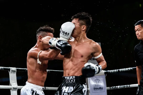 Lou Jim of China and Jean Nascimento of Brazil in Thai Fight "Proud to be Thai" — Stock Photo, Image
