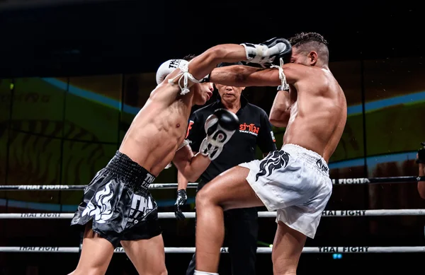 Lou jim aus china und jean nascimento aus brasilien im thai fight "stolz, thailändisch zu sein" — Stockfoto