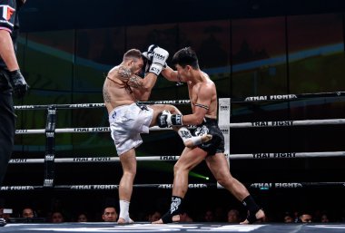 Çin 'den Ying Pengpeng ve Tayland' dan Richard Fanous Tayland Savaşı 'nda.