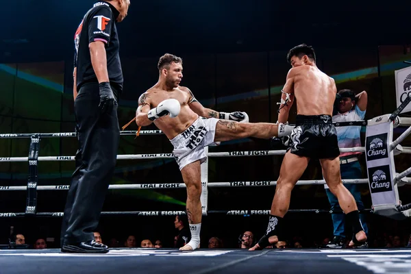 Ying Pengpeng van China en Richard Fanous van Australië in Thai Fight "Trots om Thai te zijn" — Stockfoto