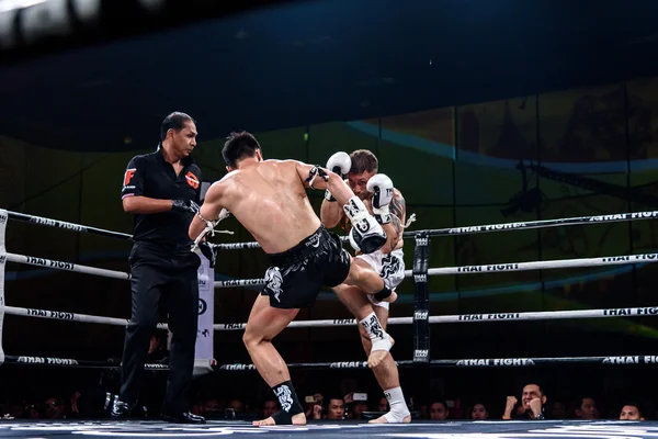 Ying Pengpeng of China och Richard Fanous of Australia i Thai Fight "Stolt över att vara thailändsk" — Stockfoto