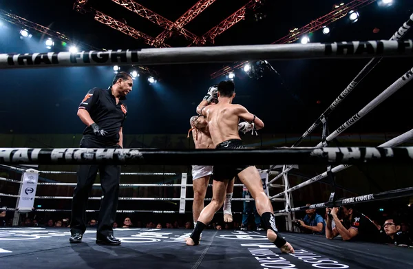 Ying Pengpeng van China en Richard Fanous van Australië in Thai Fight "Trots om Thai te zijn" — Stockfoto