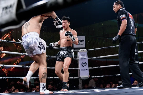Ying Pengpeng de China y Richard Fanous de Australia en la lucha tailandesa "Orgulloso de ser tailandés " —  Fotos de Stock