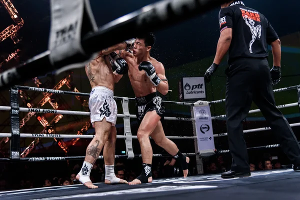 Ying Pengpeng of China and Richard Fanous of Australia in Thai Fight "Proud to be Thai" — Stock Photo, Image