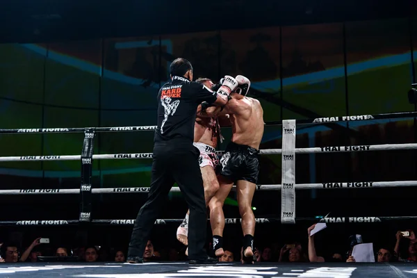 Ying Pengpeng of China and Richard Fanous of Australia in Thai Fight "Proud to be Thai" — Stock Photo, Image