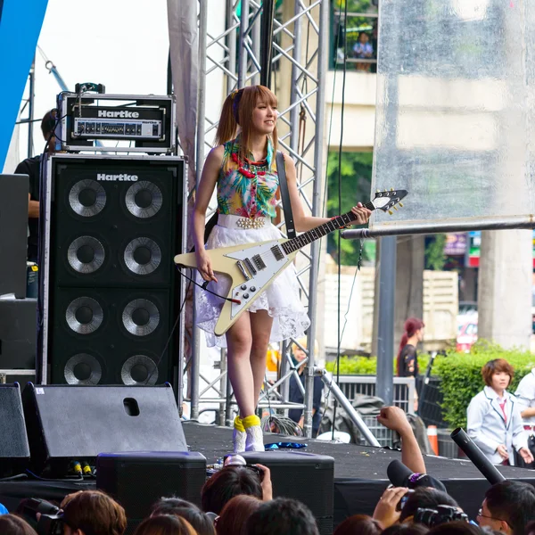 Japonya festa Bangkok 2014 yılında grup Miyazawa marin (gitar) lovendor dan — Stok fotoğraf