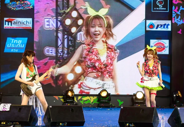 Tanaka Reina (Vocals Leader) and Uozumi Yuki (Guitar) from LoVendor Group in Japan Festa in Bangkok 2014 — Stock Photo, Image