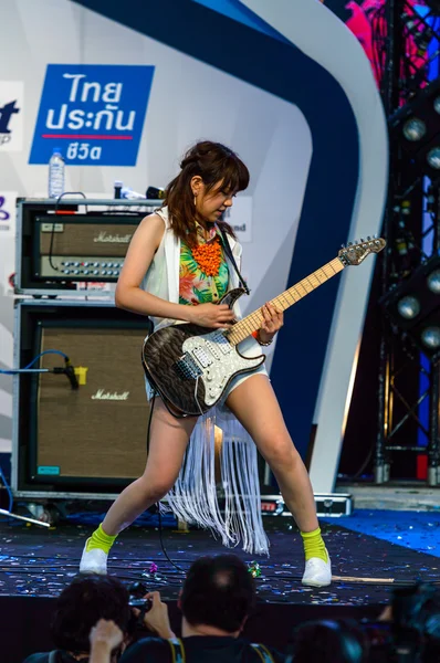 Uozumi Yuki (Chitarra) del Gruppo LoVendor in Giappone Festa a Bangkok 2014 — Foto Stock