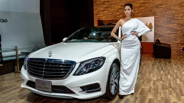 Modelo de apresentadoras femininas com Mercedes S 300 Blue TEC Hybrid . — Fotografia de Stock