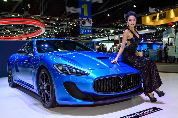 Жіночий доповідачі модель з Maserati Granturismo Mc Stradale. — стокове фото