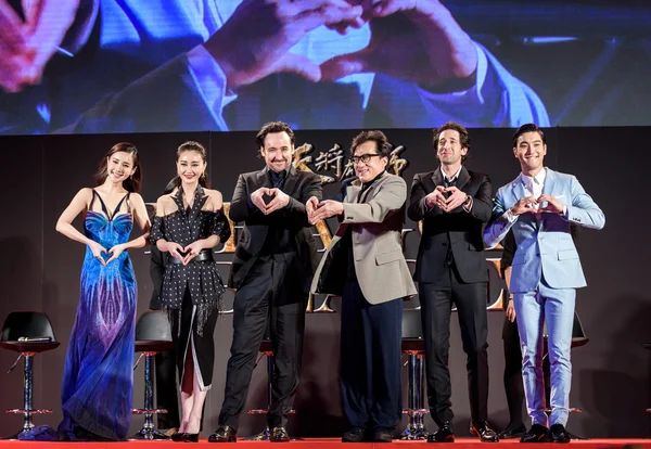 Mika Wang, Lin Peng, John Cusack, Jackie Chan, Adrien Brody ve Choi Siwon ejderha bıçağı galasında. — Stok fotoğraf
