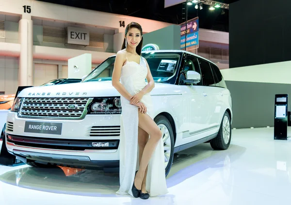 Modelo não identificado com Range Rover — Fotografia de Stock