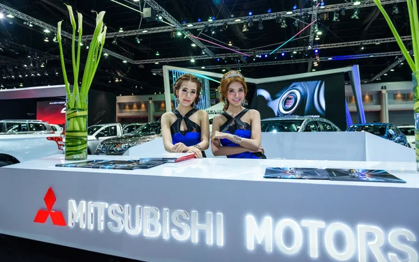 Kimliği belirsiz Model Mitsubishi standında — Stok fotoğraf