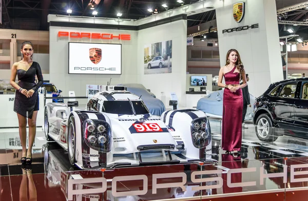 Modelo no identificado con Porsche DMG MORI —  Fotos de Stock