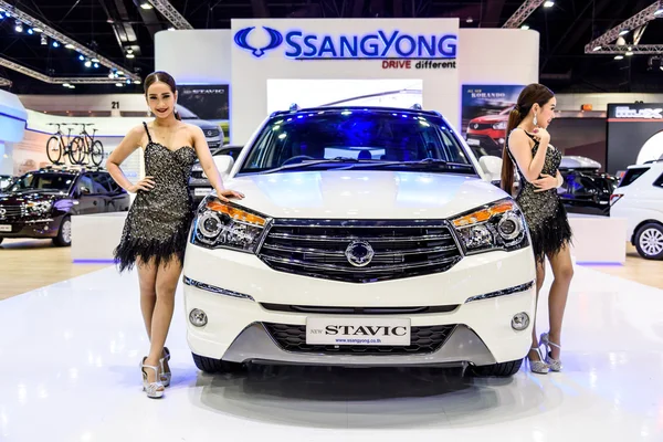 Vrouwelijke presentatoren model met Ssangyong Stvic — Stockfoto