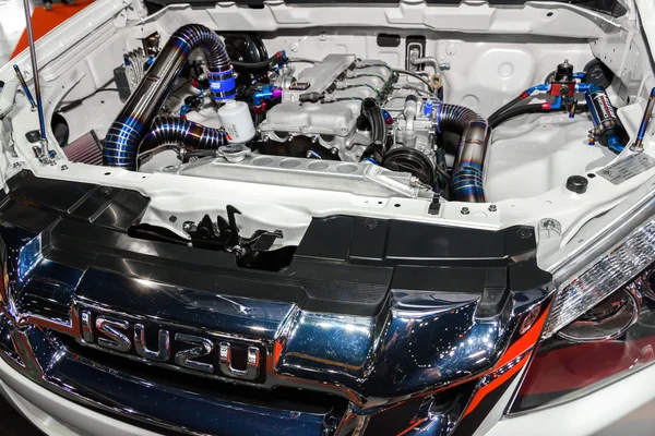 BANGKOK - JUNE 24 : Engine of ISUZU on display at Bangkok Intern — ストック写真