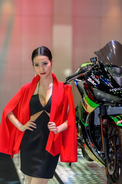 Unidentified model with Monster Energy Yamaha motorcycle. — Stock Photo, Image
