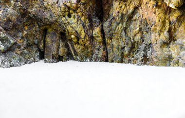 Beyaz kum plaj taşla görünümünü.