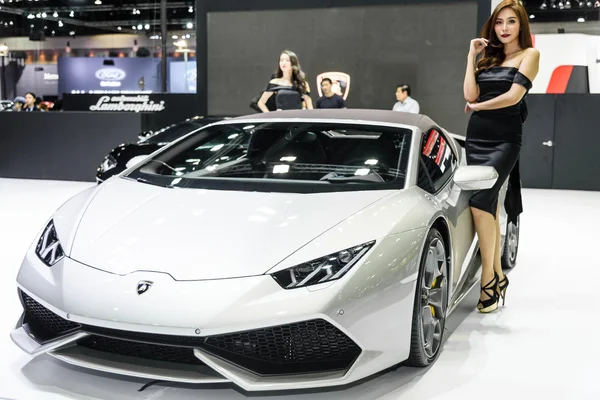 BANGKOK - DEZEMBRO 01: Modelo não identificado com Lamborghini Hura — Fotografia de Stock