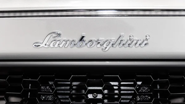 BANGKOK - DEZEMBRO 01: O logotipo da Lamborghini Huracan Spyder L — Fotografia de Stock