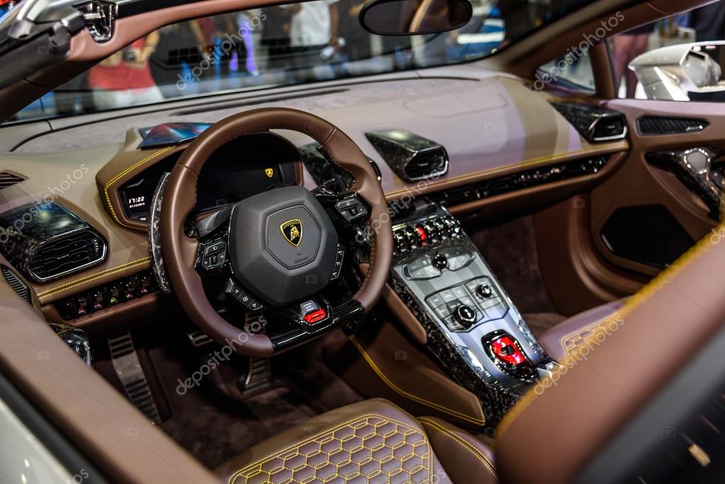 Внутри Lamborghini Spyder Huracan Лп 610-4 - Стоковое ...