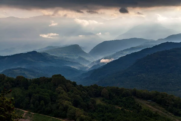 Sisteki karanlık dağların muhteşem manzarası
