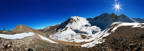 Sisteki karanlık dağların muhteşem manzarası